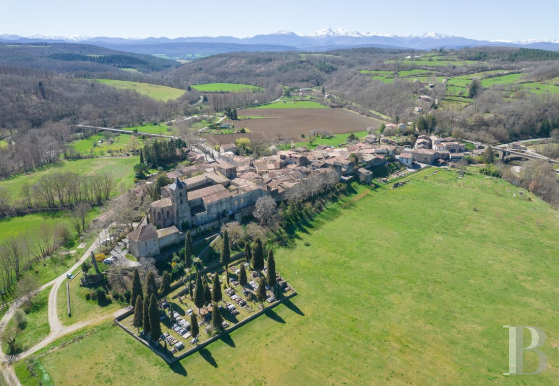 Dans l’Ariège, un château-abbaye fondé au 10e siècle et son jardin dominant l’un des plus beaux villages de France - photo  n°2